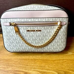Super cute Authentic Michael Kors crossbody bag!